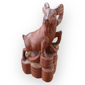 Une statue d'une chèvre exquisamment sculptée, en bois de Huong, est présentée. - Product Image 5