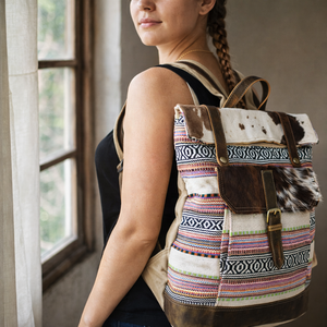 Sac à dos artisanal en toile et cuir de vachette, style western, tissé ethnique, pour femme, idéal pour les voyages et la randonnée. Prêt à être expédié depuis les États-Unis. - Product Image 4