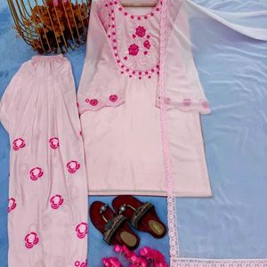 Kurti en crêpe naturel pur brodé pour femme avec palazzo Farshi et dupatta brodée en faux georgette |   Ensemble ethnique pour occasions spéciales - Product Image 2