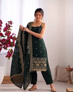Ensemble prêt-à-porter de créateur pour soirée, en soie Fandy, avec broderie de fils et sequins, comprenant haut, bas et dupatta, entièrement cousu. - Product Image 1