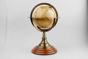 Globe terrestre rotatif en métal design avec marquages géographiques détaillés et base stable robuste pour la maison ou le bureau - Product Image 3