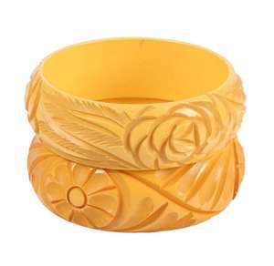 Bijoux ethniques faits à la main pour femmes - Collection de bracelets et clous d'oreilles en résine sculptée colorée, style traditionnel, pour occasions festives et vacances - Product Image 1