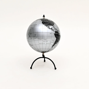 Elegante globo terráqueo decorativo de metal de inspiración vintage, perfecto como centro de mesa o decoración para estantería u oficina. - Product Image 4