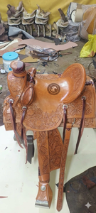 Silla de montar para caballo de cuero Western Tree Roughout con grabado artesanal, incrustaciones negras, correas de latigo pintadas a mano, asiento rígido y juego de arreos - Product Image 5