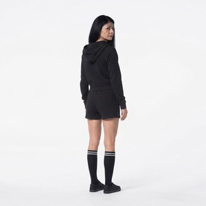 Ensemble décontracté deux pièces pour femme : crop top à capuche zippé et short, couleur personnalisable, en coton uni respirant et écologique - Product Image 2
