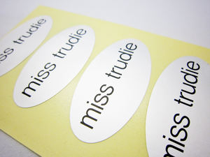 Etiquetas Adhesivas de Vinilo Plateado Mate Personalizadas, Tamaño y Forma Personalizables para Empaquetado Navideño, Marca Boutique, Sellos de Agradecimiento - Product Image 3