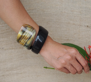 Brazalete de cuerno de búfalo natural con diseño de serpiente en espiral de Perfect Enterprises - Product Image 5