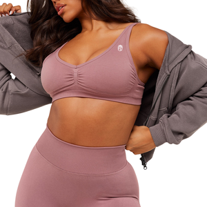Sujetador deportivo sin costuras para mujer con logo personalizado, color rosa calmado, de nailon y elastano, con fruncido y cuello en V, top de yoga de soporte ligero para gimnasio y fitness. - Product Image 1
