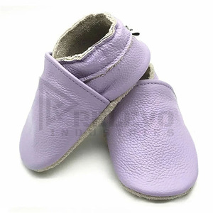 Chaussures en cuir souple pour bébé Relevo Custom, dessus en cuir véritable, talon plat, sangle élastique réglable, confortables pour les premiers pas - Product Image 4