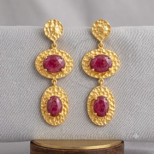 Boucles d'oreilles clous en or 18 carats plaqué or, motif fleur, rubis et quartz, 4 griffes, faites à la main, style chrétien, tendance, bijoux en pierre naturelle, vente en gros - Product Image 1