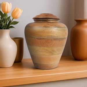 Urne funéraire élégante en bois naturel clair avec texture de grain doux, design moderne pour la maison - Product Image 1