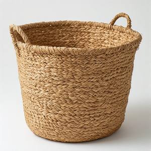 Panier en jonc de mer tressé durable au fini neutre contemporain avec poignées pour la cuisine, rangement et organisation modernes à la maison - Product Image 5