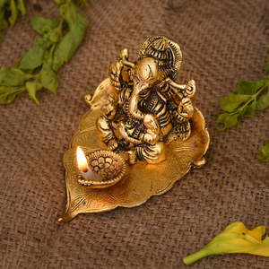 Cuenco diya con ídolo de Lakshmi tallado en latón y base intrincada para bendiciones divinas, disponible a precios de mayoreo. - Product Image 6