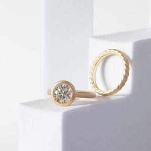 แหวนแต่งงานเพชรทรงกลม 2 กะรัต ฝังแบบ Bezel ทองคำขาว 14k ผิวด้าน พร้อมแหวนคู่แบบเกลียวเชือก - Product Image 1
