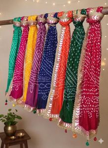 ผ้าพันคอไหมจัยปุรี แบนดานี ของอินเดีย ขายส่ง ผ้าคลุมไหล่แบบดั้งเดิม ของชำร่วยงานแต่งงาน งานฮัลดี เมห์นดี ของขวัญตอบแทนงานแต่งงาน และของชำร่วยงานเทศกาล - Product Image 6