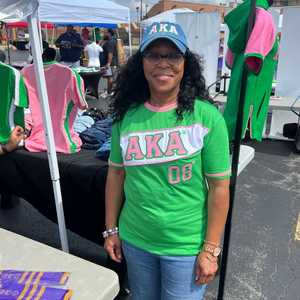 T-shirt vert AKA pour femme, broderie lettres grecques, col rond athlétique, qualité supérieure - Product Image 1