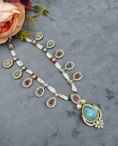Collier de perles en forme de goutte d'eau avec boucles d'oreilles assorties et mangtika, bijoux de créateur, collection ethnique pour fêtes. - Product Image 2