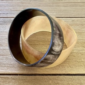 Bracelet large et rond en corne de buffle naturelle polie, éco-responsable, fait main, bijoux sur le thème animalier FAIZA CRAFT - Product Image 4