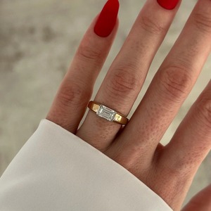 Bague solitaire demi-sertie bicolore en or jaune 18 carats avec diamant de laboratoire taille émeraude au design tendance, certifiée IGI, pour fiançailles et mariage - Product Image 1