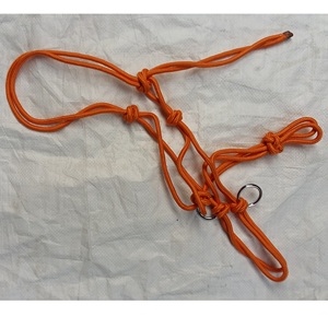 Cabestro de cuerda ecuestre para caballo con 2 anillas, de cuero repujado a mano, de diseño, con cuerda de nailon y rienda, a precio económico. - Product Image 2