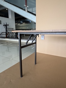 Mesa de comedor plegable con tablero de madera y patas de metal, adecuada para decoración de oficina o hogar. - Product Image 4