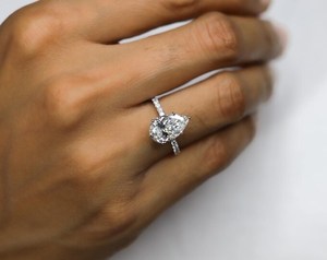 Bague de fiançailles en or massif 10K 14K 18K avec diamant de laboratoire taille poire et taille rond, détail halo vintage, certifié IGI, couleur E VVS - Product Image 1
