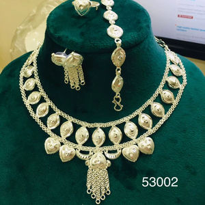 Ensemble collier et boucles d'oreilles pendantes élégants en laiton plaqué or, imitation zircon, chaîne torsadée, motif feuille, tendance, pour mariage et anniversaire - Product Image 1