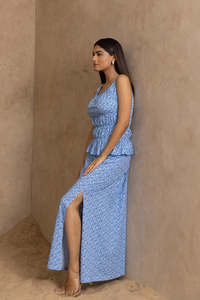 Robe longue d'été décontractée en mousseline de soie à imprimé floral bleu, bretelles spaghetti, fente haute, coupe évasée style bohème - Product Image 2