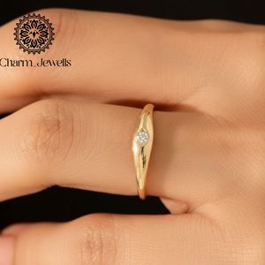 แหวนหมั้นมอยซาไนต์ทองคำสีเหลือง Charm_Jewells ทรงกลมเจียระไนแบบบริลเลียนท์ ตัวเรือนแบบเบเซล สไตล์คลาสสิก สำหรับทั้งชายและหญิง - Product Image 5
