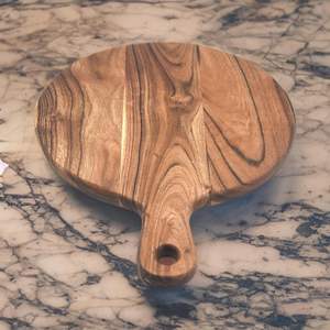 Planche à découper en bois pour la cuisine, planche ronde pour la pizza et le fromage, planche à découper les légumes faite à la main, fabriquée en Inde - Product Image 6
