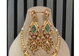 Ensemble collier et boucles d'oreilles élégants en laiton plaqué or de qualité supérieure, style antique, avec moissanite, pour collection de tenues de mariage et de soirée - Product Image 2