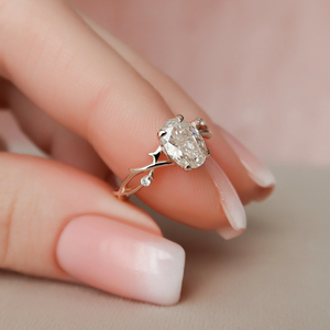แหวนหมั้นเพชรทรงรีสไตล์โรแมนติกสำหรับผู้หญิง ทอง 14K เพชรเพาะเลี้ยงในห้องปฏิบัติการ รับรองโดย IGI - Product Image 2