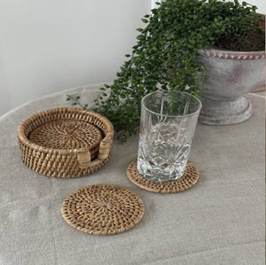Juego de posavasos redondos minimalistas de ratán tejido con soporte, disponible a precios de mayorista. - Product Image 2