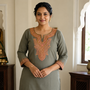 Kurti Pheran en cachemire gris chaud avec broderie Paisley Sozni, look moderne, acheter directement auprès du créateur - Product Image 1
