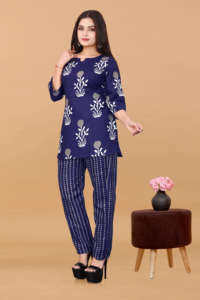 ชุดเซ็ตเสื้อผ้าผู้หญิงคุณภาพสูง สีน้ำเงินพิมพ์ลาย คอร์ดเซ็ตผ้าโพลีเรยอนแบบยั่งยืน คอกลม ชุดลำลองสองชิ้นสำหรับผู้หญิง - Product Image 2