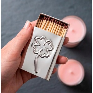 Boîte d'allumettes en aluminium argenté avec motif trèfle en relief, durable pour l'utilisation avec des bougies - Product Image 2
