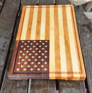 Planche à découper en bois d'acacia en forme de drapeau américain, plateau de service, épaisseur 2 cm, passe au lave-vaisselle, 4 juillet, Jour de l'Indépendance - Product Image 3