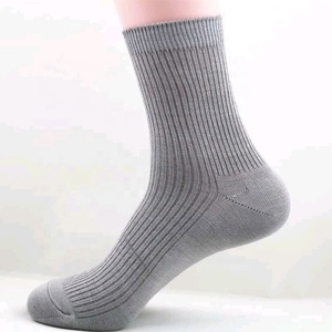 Vente en gros Vêtements de sport de compression avec prise en main et logo personnalisé de qualité supérieure Chaussettes en coton décontractées pour hommes et femmes - Product Image 2