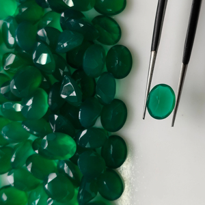 พลอยออนิกซ์สีเขียวธรรมชาติ รูปไข่ขนาด 10x8 มม. คุณภาพดีที่สุด พลอยหลวมสำหรับทำเครื่องประดับ จากเรดเมาน์เทน เจมส์ - Product Image 1