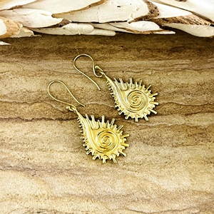 Boucles d'oreilles pendantes Primum Look Design Boho en laiton tribal pour femmes, plaqué or 18 carats, motif tourbillon soleil céleste, pour la vente en gros/OEM/ODM - Product Image 4