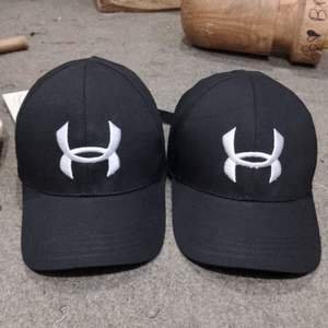 C'est une casquette de cricket de style baggy pour junior, avec des panneaux jaunes, vert foncé et rouges, et un logo brodé. - Product Image 6