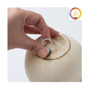 Noix de coco jeune et fraîche |   Capuchon à ouverture facile |   Prêt à boire |   Idéal pour les fournitures de plage et de villégiature estivales |   Vente en gros au Vietnam - Product Image 1