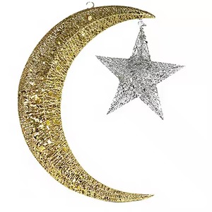 Decoración de Ramadán con Luna y Estrella Doradas de Metal, Adorno Colgante para Interiores con Función de Iluminación, Tamaño Mediano, Tendencia en la Industria - Product Image 1