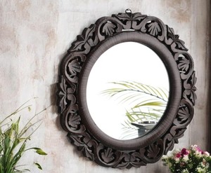 Espejo de Pared Veneciano de Inspiración Antigua con Bordes de Vidrio Grabados a Mano y Elegancia Europea Atemporal - Product Image 1