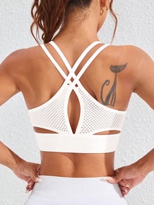 Soutien-gorge de sport sans couture pour femme avec dos en mesh |   Cami de sport à double bretelle croisée et compression |   Vêtements de sport rembourrés noirs unis - Product Image 2