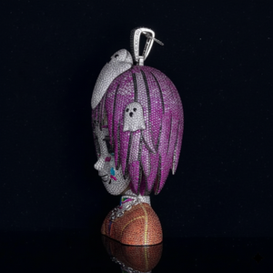 Colgante de Diamantes con Diseño de Chica Anime 'Iced Out' con Pelo Rosa y Detalles de Piedras de Colores en Oro Blanco, Estilo Hip Hop de Personaje de Dibujos Animados Personalizado - Product Image 2