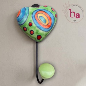 Gancho de pared de cerámica hecho a mano con forma de corazón, verde con diseño colorido, gancho individual para decoración del hogar. - Product Image 2