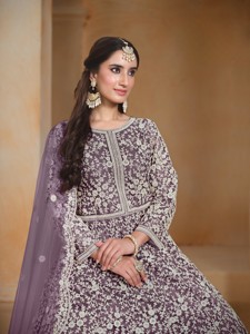 Traje Anarkali Moderno Bordado en Tela de Red Semisellada para Bodas, Graduaciones y Diwali - Product Image 6