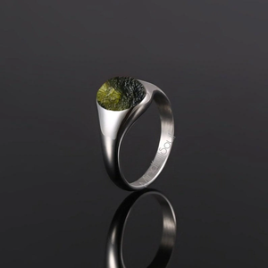 Élégante bague en Moldavite de qualité A provenant de Chlum, République tchèque |   Argent sterling 925 plaqué or |   Bijoux en pierres précieuses naturelles certifiées - Product Image 3