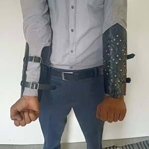 สนับแขนหนังทำมือสไตล์ยุคกลาง สีดำ ปรับขนาดได้ สำหรับนักรบ เหมาะสำหรับการแสดงบทบาทสมมติ ฮาโลวีน - Product Image 5
